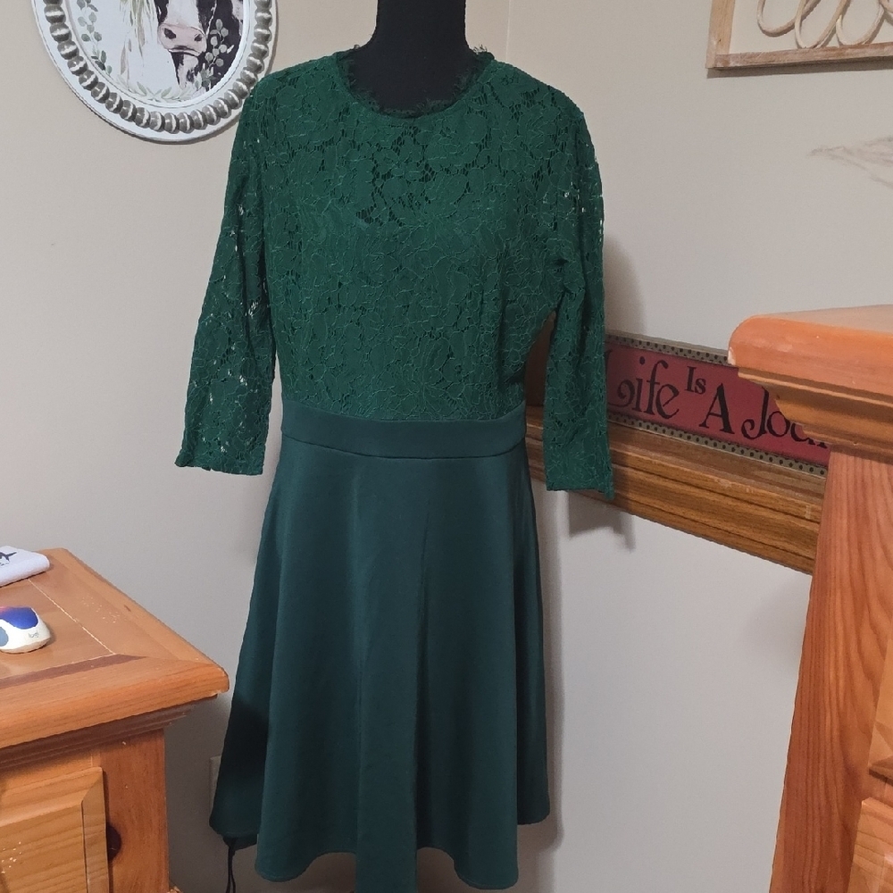 Chic Forest Green Lace Dress